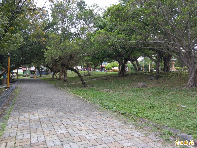 史立威、史立強兄弟當年被遺棄在羅東中山公園的草地上。（記者張議晨攝）