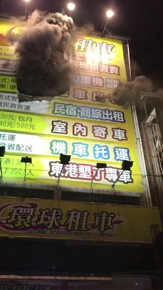 機車出租店4樓起火，濃煙竄出。（記者黃旭磊翻攝）