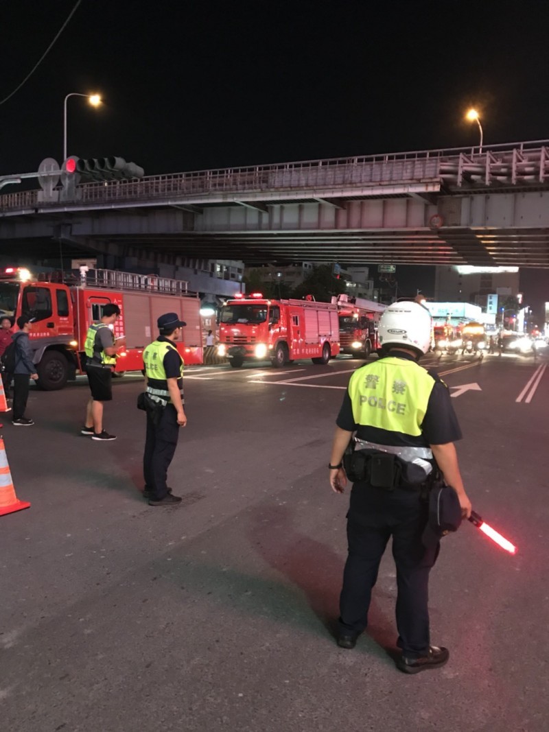 三民第一分局派警力為消防車開路。（記者黃旭磊翻攝）