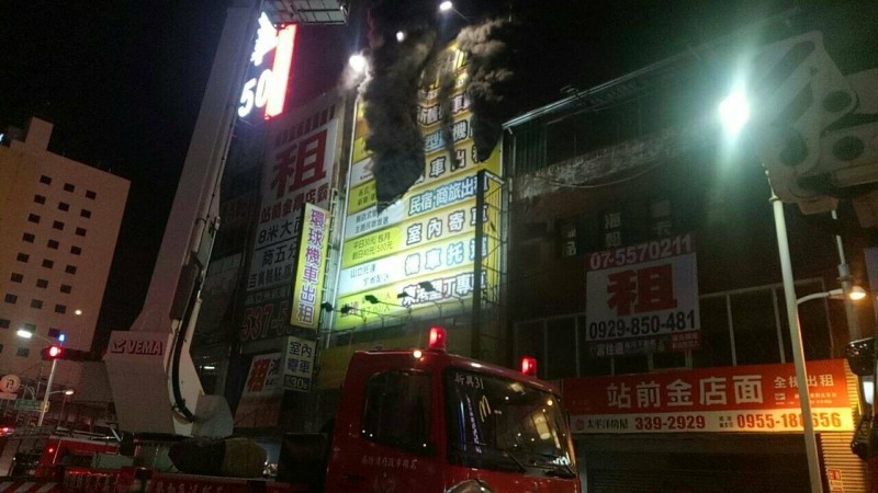 機車出租店火警竄濃煙。（記者黃旭磊翻攝）