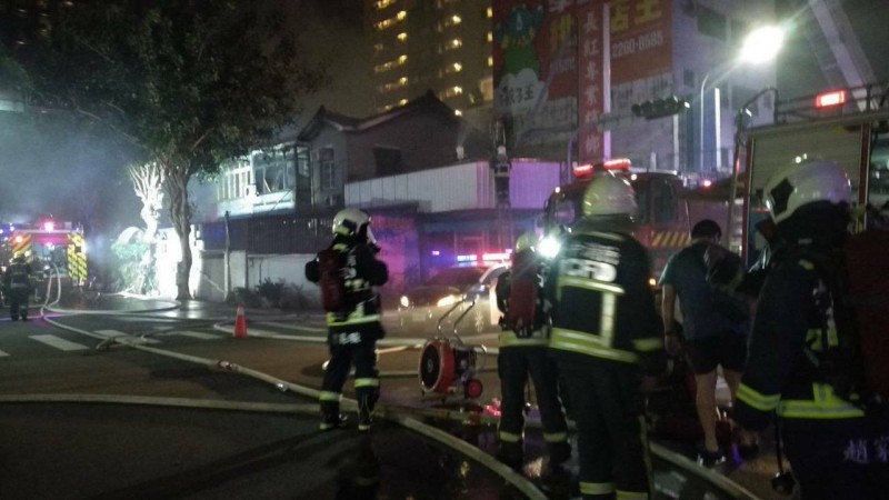 中市五權一街民宅起火，消防局出動16輛消防車灌救，幸無人傷亡。（消防局提供）