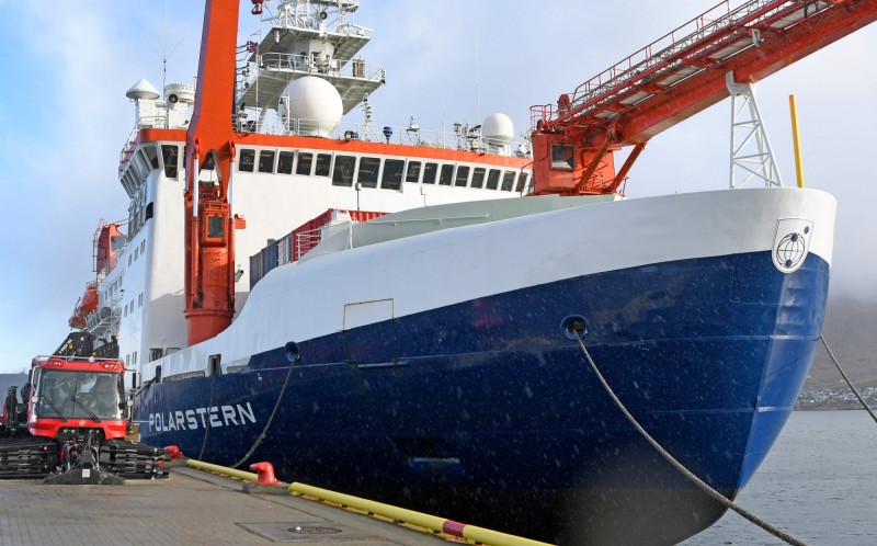 德國「極星號」破冰研究船18日在挪威特羅姆瑟港口整備，準備展開極地研究遠征。（法新社）