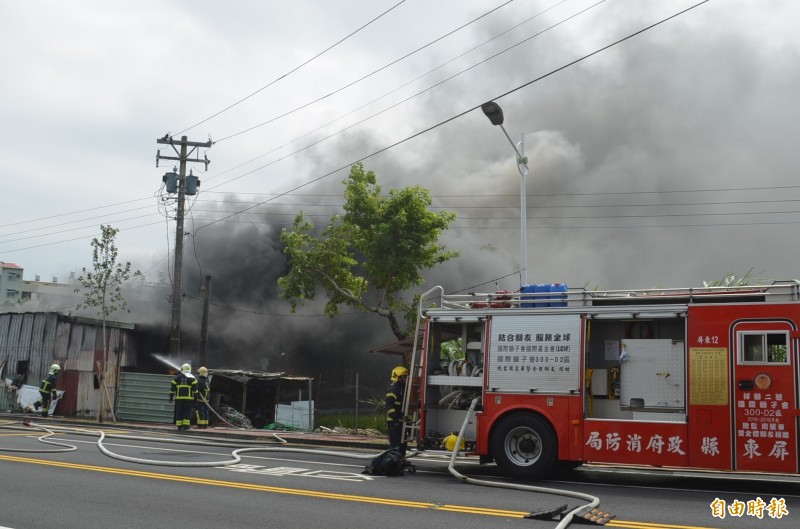 屏東市廣勝路旁一家園藝場發生火警,現場濃煙密佈。(記者李立法攝) 屏東市廣勝路旁一家園藝場發生火警,現場濃煙密佈。(記者李立法攝)