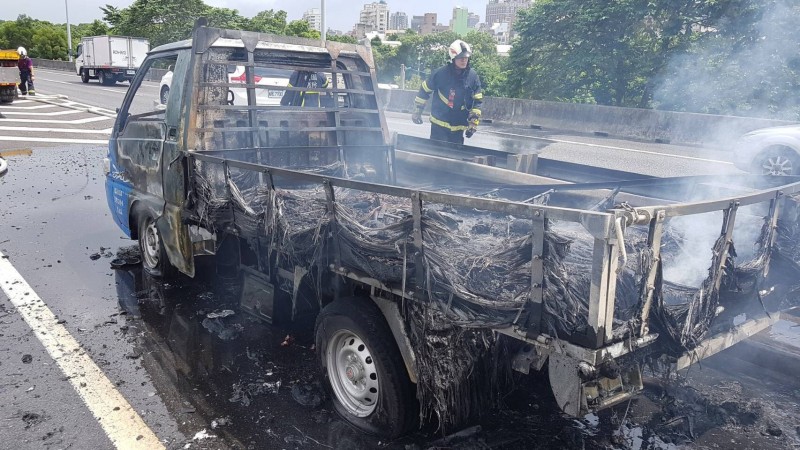 小貨車被大火燒成廢鐵,車上的電纜也被高溫燒成黑膠。(記者李容萍翻攝) 小貨車被大火燒成廢鐵,車上的電纜也被高溫燒成黑膠。(記者李容萍翻攝)