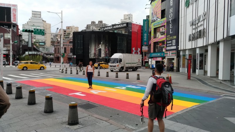 北市觀光傳播局在西門町設置彩虹地景，吸引民眾拍照。（北市觀光傳播局提供）