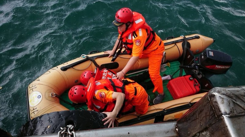 年約40歲男子今天下午在深澳漁港知名景點象鼻岩落海。新北市消防局、基隆海巡隊等單位馳援，將他救起時已無氣息，送醫仍不治。（記者林嘉東翻攝）