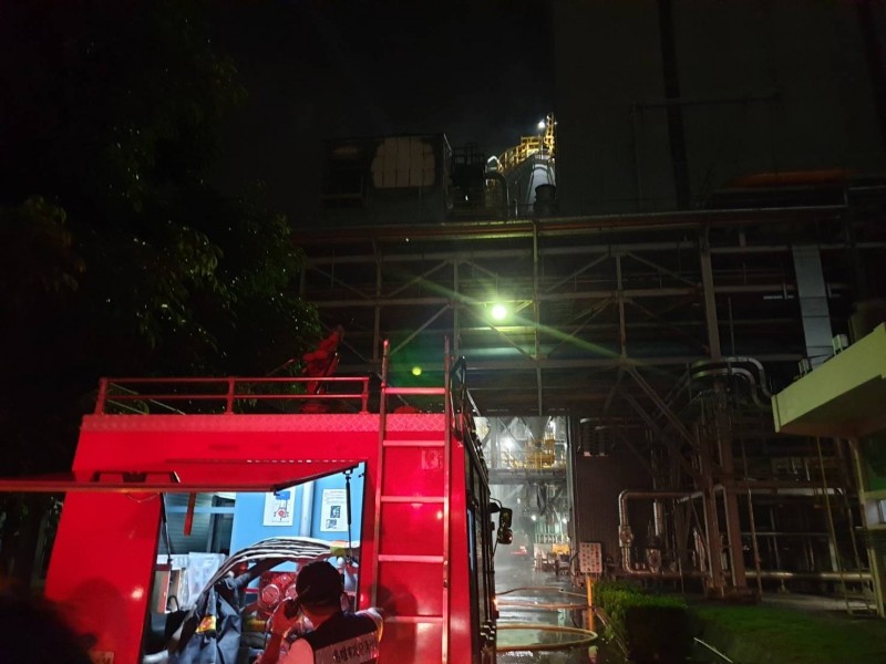 台苯火警，消防人員搶救。（記者洪臣宏翻攝）