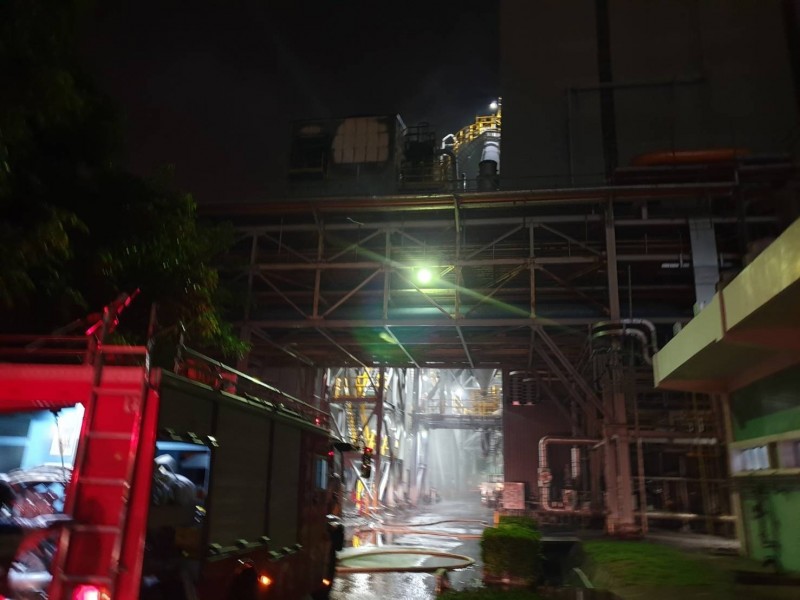台苯火警，消防人員搶救。（記者洪臣宏翻攝）