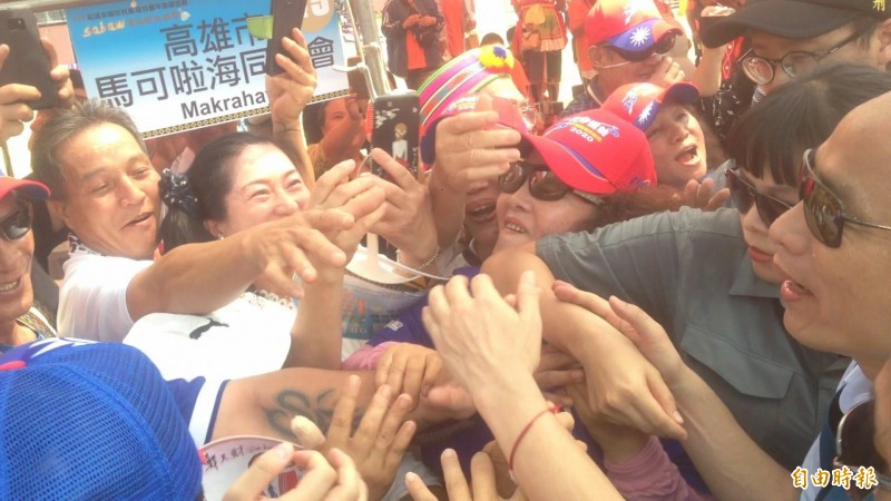 韓國瑜好忙！原住民女粉絲猛拉 女警衝進護駕 - 政治 - 自由時報電子報