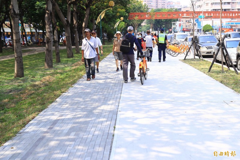 「台中之心」串聯全市七條園道及七處公園，以人車分流原則建置自行車專用道。（記者黃鐘山攝）