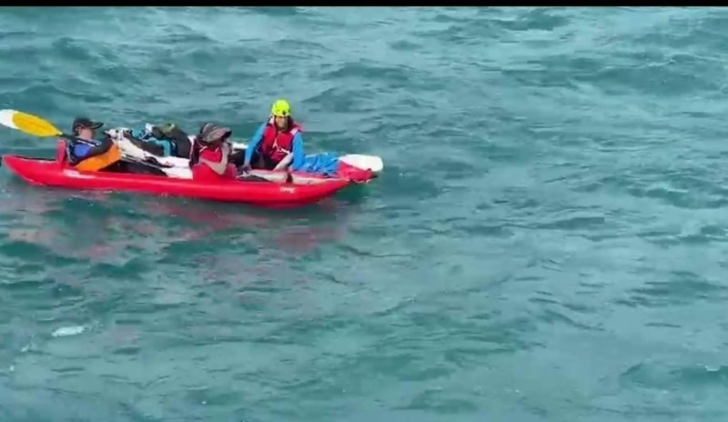 3名遊客於澎湖東吉海域木舟划2獨木舟,因風浪太大無力划回。(澎湖海巡隊提供)