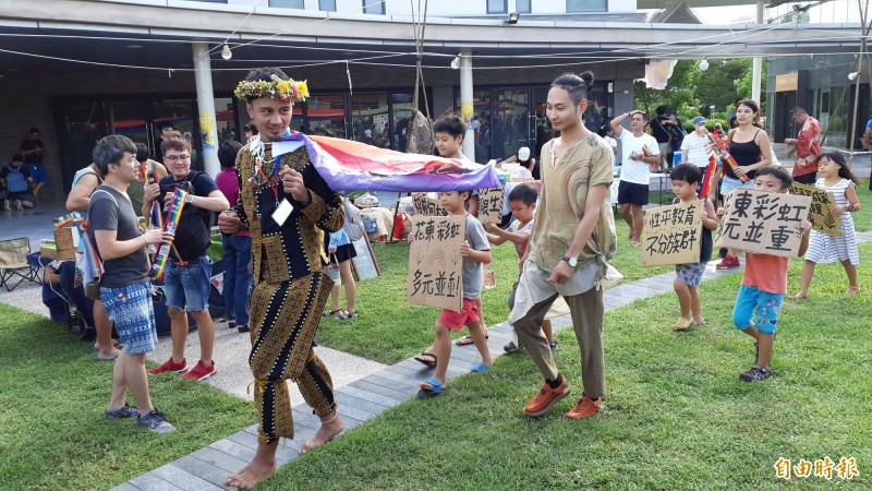 台東美術館廣場今辦彩虹市集，並有小型遊行。（記者黃明堂攝）