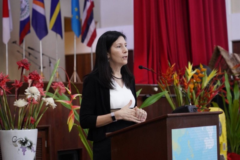 美國駐帛琉大使海艾美（Amy Hyatt）出席GCTF架構下的「南島語言復振國際論壇」開幕典禮致詞。（原民會提供）
