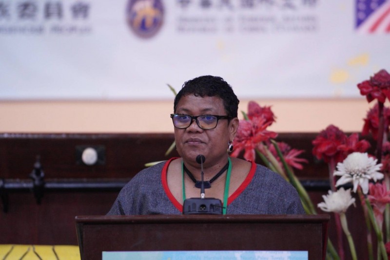 帛琉文化部長Baklai Temengil出席GCTF架構下的「南島語言復振國際論壇」開幕並致詞。（原民會提供）