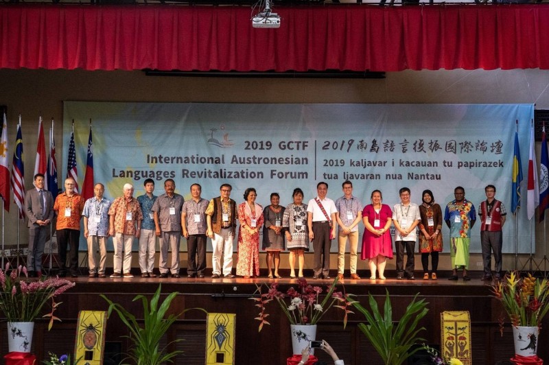 台美日共同舉辦的「全球合作暨訓練架構」（GCTF）29日首次移師台灣以外的地點，在友邦帛琉舉行「南島語言復振國際論壇」。圖為論壇開幕式大合影。（原民會提供）