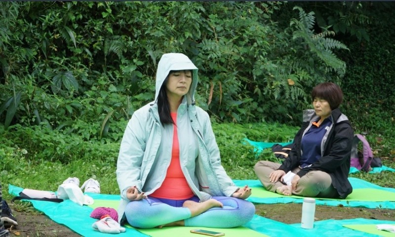 溪頭自然教育園區開辦「森林瑜伽」課程，讓遊客身、心、靈放鬆。（臺大實驗林管理處提供）