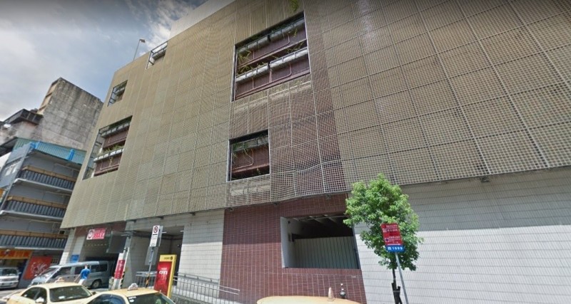 洛陽停車場發生墜樓意外。(取自google街景) 洛陽停車場發生墜樓意外。(取自google街景)
