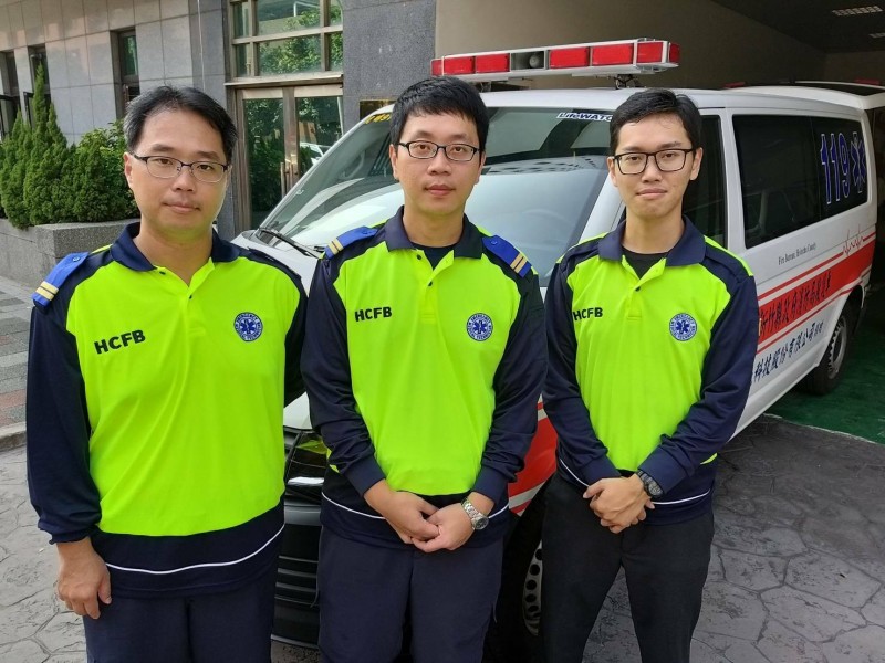 新竹縣光明消防分隊救護員黃皓賓（左）、黃志樺（中）、及志工卓業堃（右），接手繼續對患者實施CPR，所幸在經AED電擊2次後，患者恢復自主呼吸、心跳，就醫緊急手術後搶救成功。（記者廖雪茹翻攝）