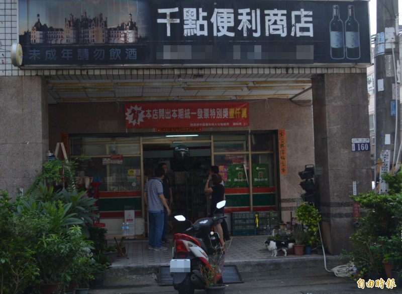 一位民眾7-8月到大里區現岱路的「千點便利商店」消費，幸運中了千萬特別獎。（記者陳建志攝）