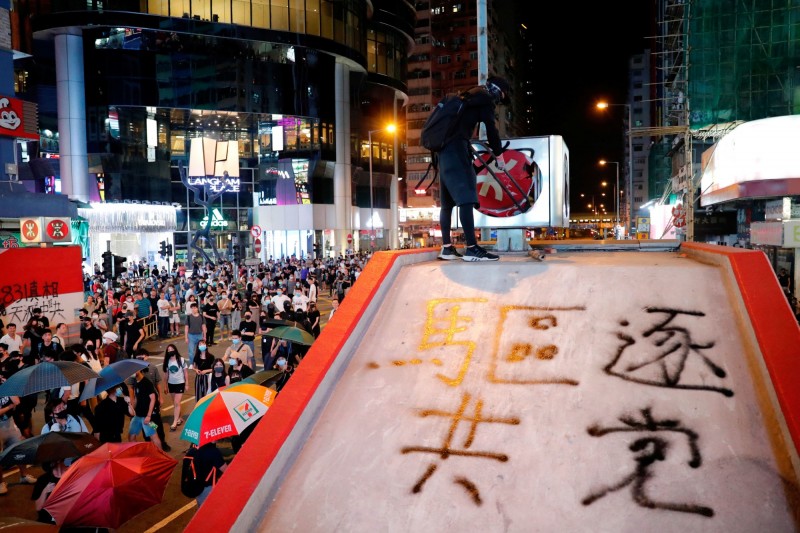香港示威者4日在旺角抗議。（路透）