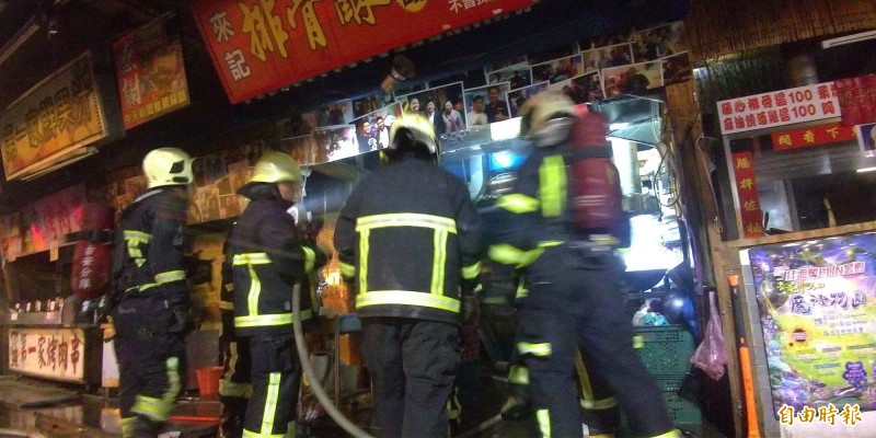 花蓮縣知名觀光夜市東大門，今晚傳出一個攤位起火，所幸即時撲滅沒有擴大延燒。（記者王錦義攝）