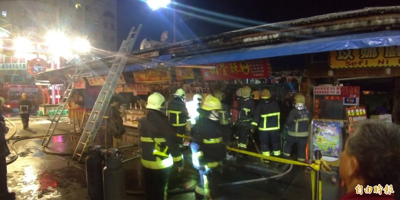 花蓮縣知名觀光夜市東大門，今晚傳出一個攤位起火，所幸即時撲滅沒有擴大延燒。（記者王錦義攝）