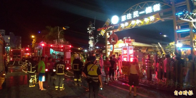 花蓮縣知名觀光夜市東大門，今晚傳出一個攤位起火，所幸即時撲滅沒有擴大延燒。（記者王錦義攝）