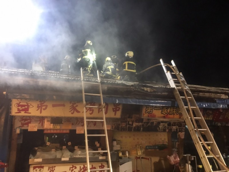 花蓮縣知名觀光夜市東大門，今晚傳出一個攤位起火意外。（記者王錦義翻攝）