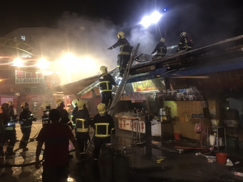 花蓮縣知名觀光夜市東大門，今晚傳出一個攤位起火意外。（記者王錦義翻攝）