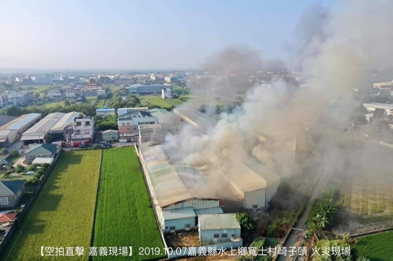 嘉義縣、市交界發生廠房火警，10個消防分隊搶救中。（許明對攝影提供）