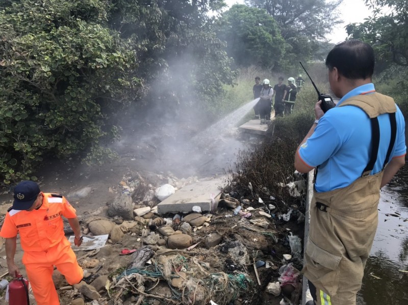 新竹縣新豐鄉垃圾場附近某處海岸防風林早上突然原因不明起火，海巡署北部分署第8岸巡隊獲報，邊轉報新竹縣政府消防局，便立刻衝第1線幫忙控制，避免火勢延燒。（圖由海巡署北部分署第8岸巡隊提供）