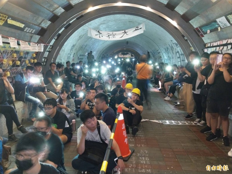 學生們以手機的燈光照亮隧道，也照亮台灣與香港。（記者方志賢攝）