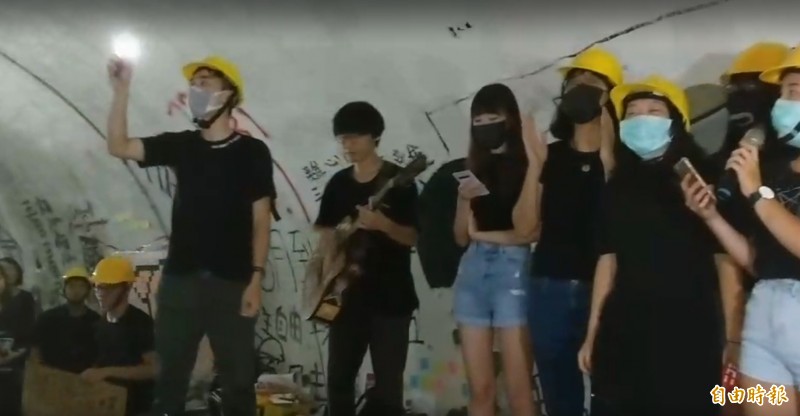 學生們合唱「願榮光歸香港」及「海闊天空」兩首歌曲，為香港加油。（記者方志賢攝）