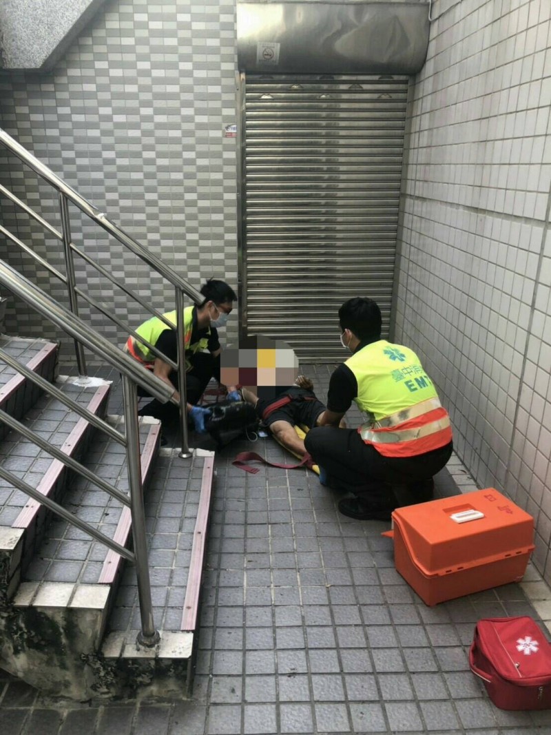 男子從烏日圖書館墜落，警消緊急送醫搶救。（記者蘇金鳳翻攝）