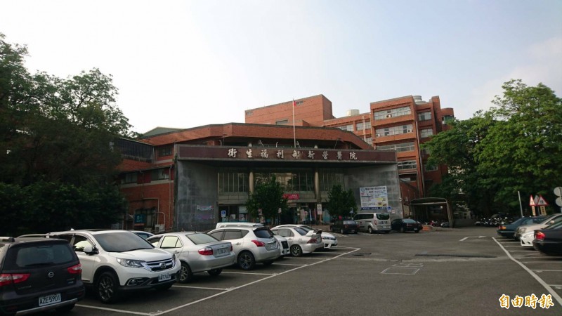 新營醫院下午發生住院病人墜樓死亡的意外，疑從6樓樓梯通道墜落到復健科2樓露台，新營警方派員調查。（記者楊金城攝）