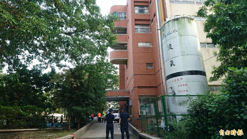 新營醫院下午發生住院病人墜樓死亡的意外，疑從6樓樓梯通道墜落到復健科2樓露台，新營警方派員調查。（記者楊金城攝）