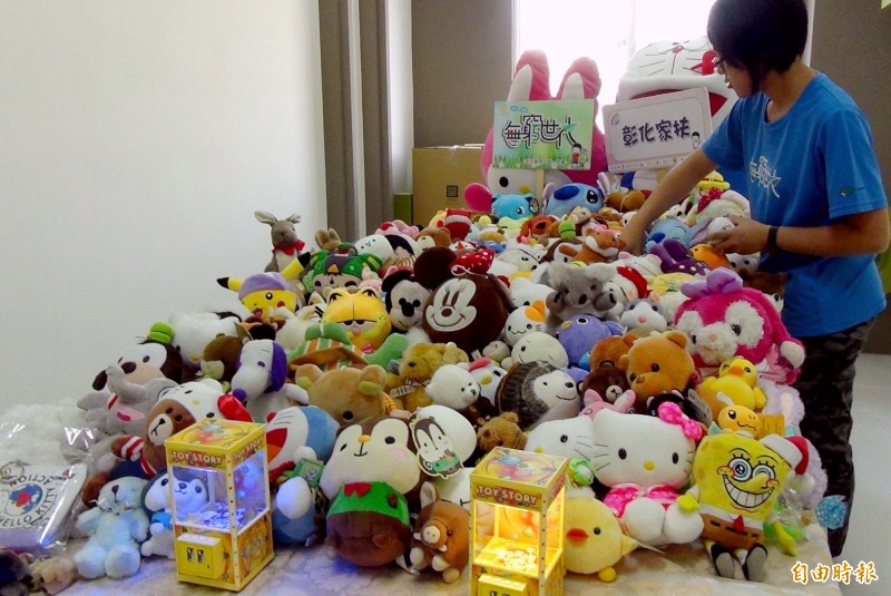 透過募集，家扶已收到5、600隻娃娃與商品，但仍有1成破損破舊被淘汰。（記者陳冠備攝）