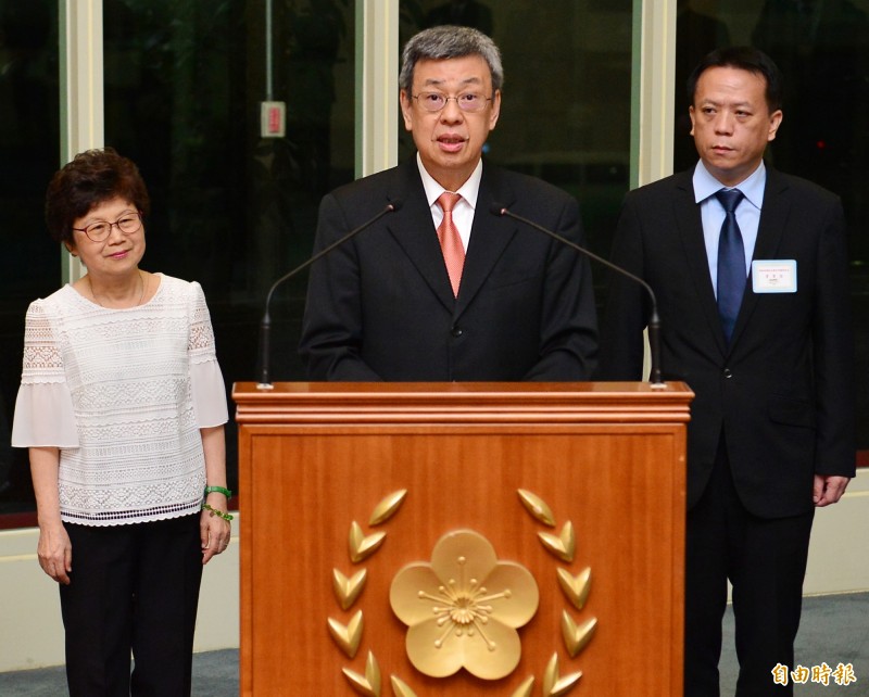 副總統陳建仁10日深夜搭機前往教廷,參加13日教宗為英國紐曼樞機主教等5位真福舉行的封聖典禮,陳建仁在登機前表示,此行將代表蔡總統、臺灣人民及天主教教友,向教宗方濟各致上崇高的敬意,並代表台灣教友們誠摯邀請教宗來台訪問。(記者朱沛雄攝) 副總統陳建仁10日深夜搭機前往教廷,參加13日教宗為英國紐曼樞機主教等5位真福舉行的封聖典禮,陳建仁在登機前表示,此行將代表蔡總統、臺灣人民及天主教教友,向教宗方濟各致上崇高的敬意,並代表台灣教友們誠摯邀請教宗來台訪問。(記者朱沛雄攝)