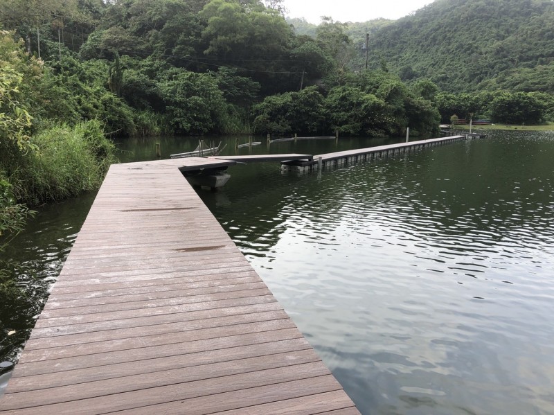 龍潭湖的跨湖棧道，可從另一角度欣賞湖景。（李志文提供）