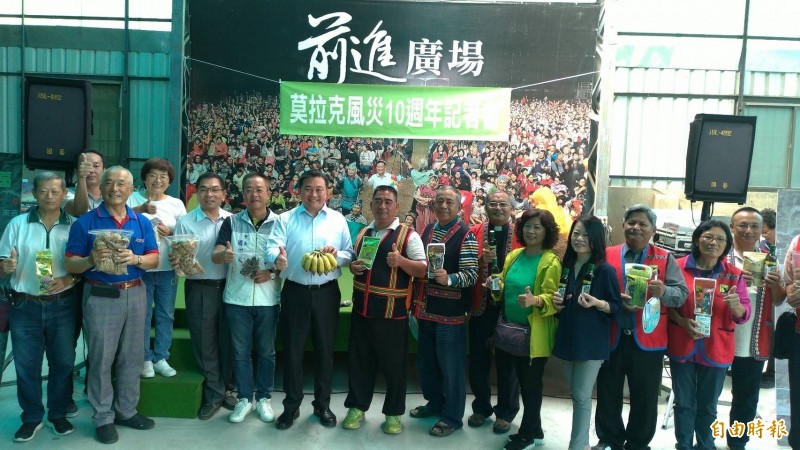 阿里山與高雄那瑪夏八八風災多位災民到台南力挺立委王定宇(左七)連任。(記者王俊忠攝) 阿里山與高雄那瑪夏八八風災多位災民到台南力挺立委王定宇(左七)連任。(記者王俊忠攝)