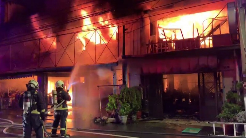 台中霧峰四德路一處連棟鐵皮屋住宅今天凌晨疑似遭人縱火起火燃燒,現場火勢猛烈延燒4戶,消防人員全力出水灌救。(記者陳建志翻攝) 台中霧峰四德路一處連棟鐵皮屋住宅今天凌晨疑似遭人縱火起火燃燒,現場火勢猛烈延燒4戶,消防人員全力出水灌救。(記者陳建志翻攝)
