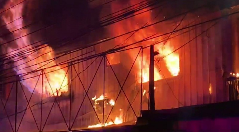 台中霧峰四德路一處連棟鐵皮屋住宅今天凌晨起火燃燒,現場火舌不斷竄出相當嚇人。(記者陳建志翻攝) 台中霧峰四德路一處連棟鐵皮屋住宅今天凌晨起火燃燒,現場火舌不斷竄出相當嚇人。(記者陳建志翻攝)