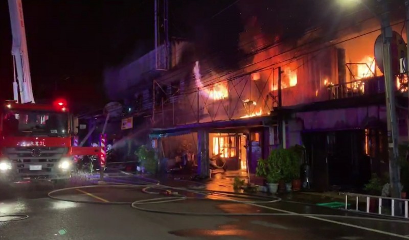 台中霧峰四德路一處連棟鐵皮屋住宅今天凌晨起火燃燒,消防局出動雲梯車到場搶救。(記者陳建志翻攝) 台中霧峰四德路一處連棟鐵皮屋住宅今天凌晨起火燃燒,消防局出動雲梯車到場搶救。(記者陳建志翻攝)