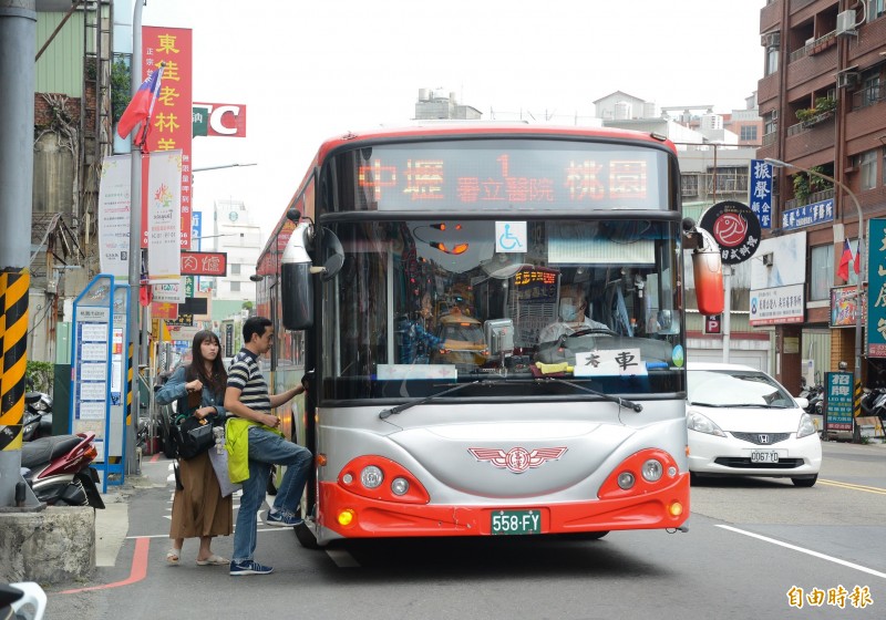 即日起至11月15日止,民眾搭公車就可參加抽獎。(記者謝武雄攝) 即日起至11月15日止,民眾搭公車就可參加抽獎。(記者謝武雄攝)