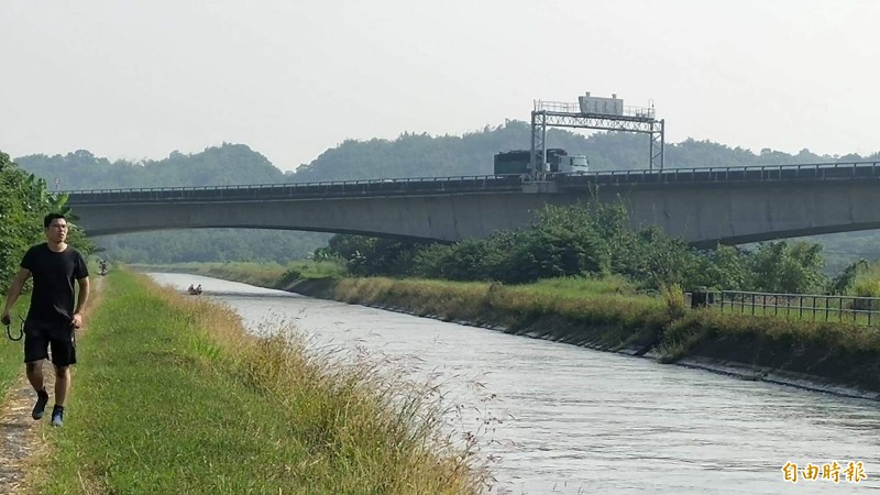 搜救隊員沿岸搜尋落水男。(記者楊金城攝)