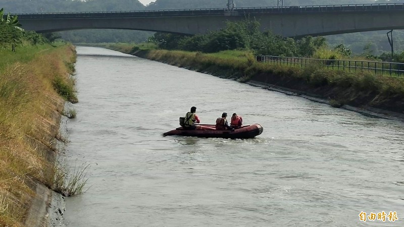 消防人員在六甲區嘉南大圳搜救落水男子。(記者楊金城攝)