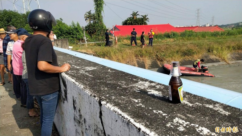 消防人員在六甲區嘉南大圳搜救落水男子。(記者楊金城攝)