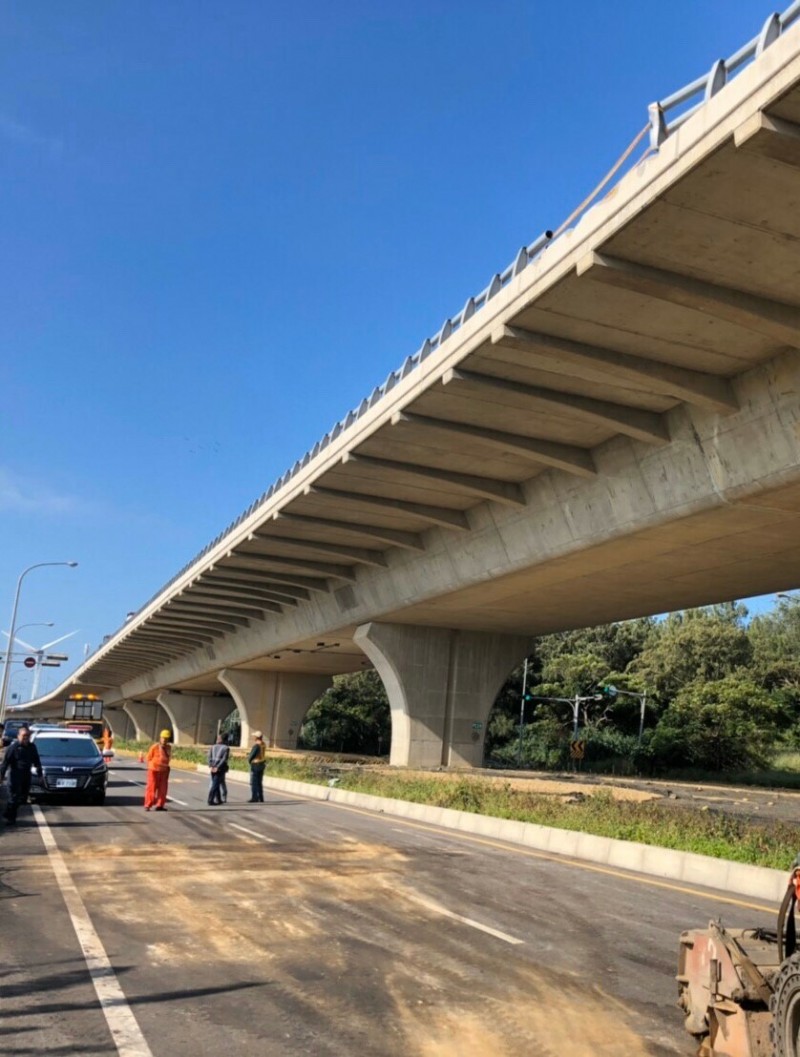 大貨車衝落的高架橋路面距離下面的平面道路約有15公尺的落差。（記者黃美珠翻攝）