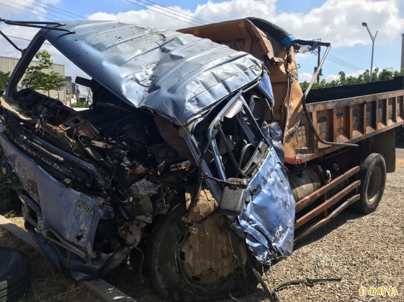 董男的大貨車因為接連衝撞和從高處墜落，整個車頭全毀。（記者黃美珠攝）