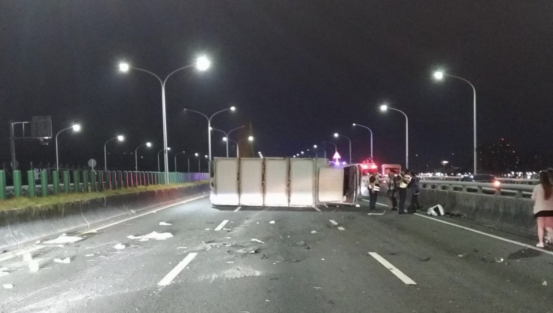 大貨車被撞到側翻橫躺路面。（民眾提供）